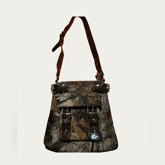Realtree Other - REALTREE CAMOFLAUGE Crossbody With Faux CROC Strap
